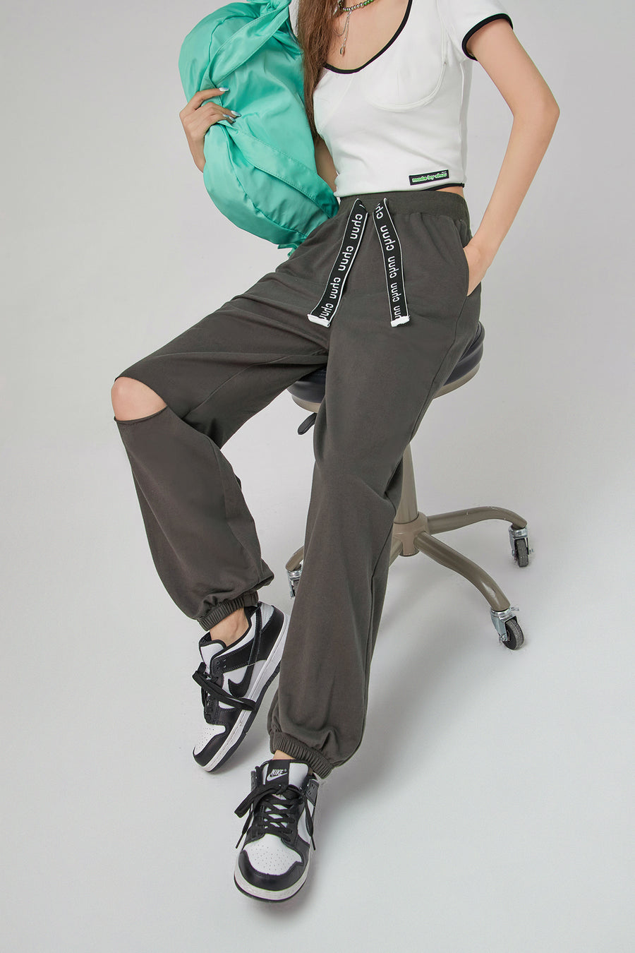 CHUU Slit Back Jogger Pants