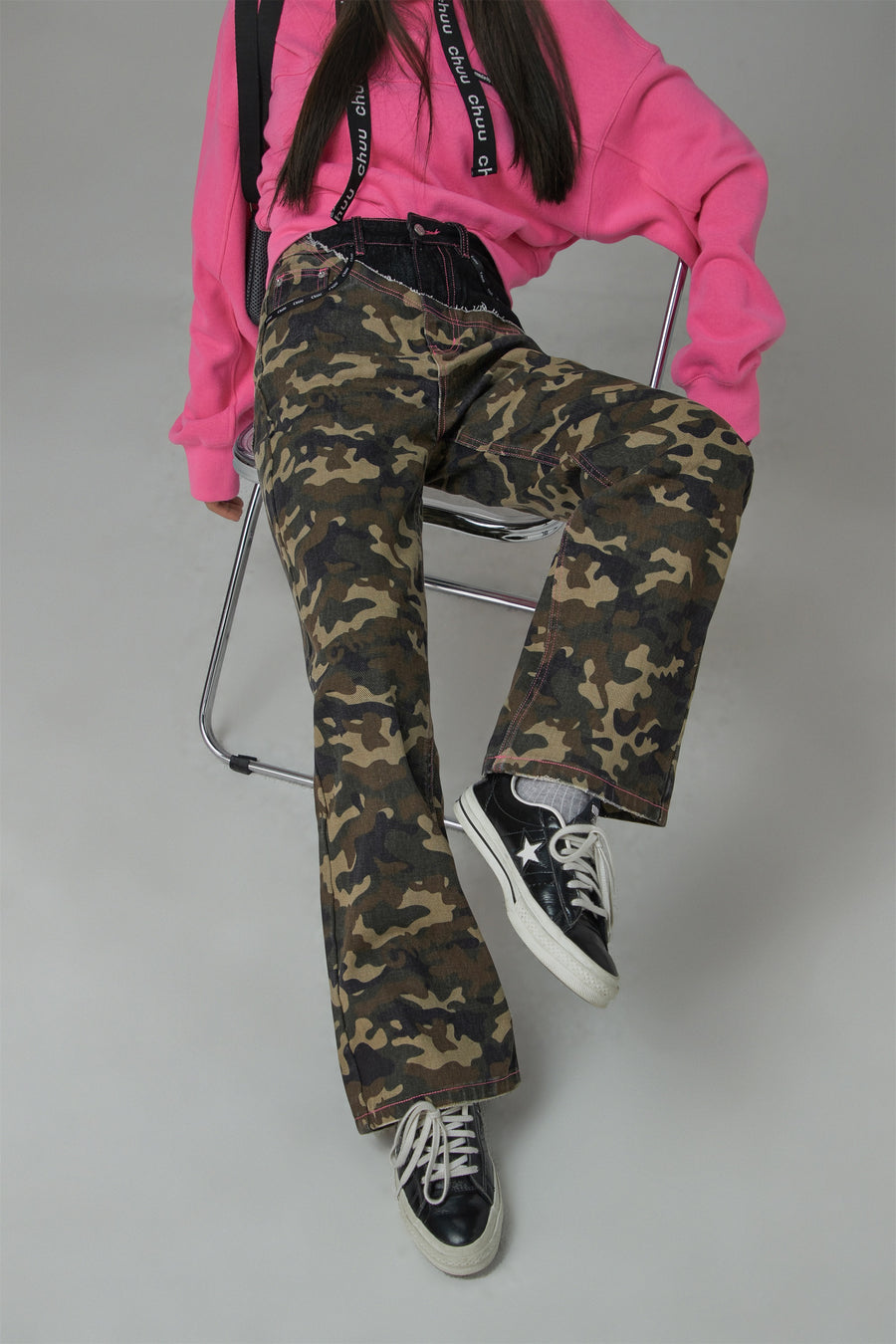 CHUU Stitched Camouflage Straight Denim Pants