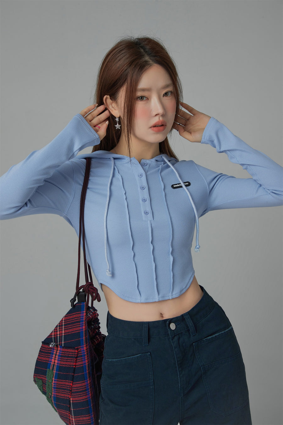 CHUU Kick It Colored Cropped Hooded Top