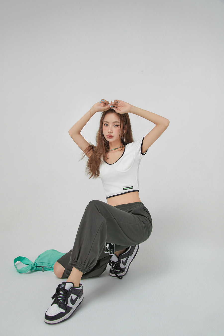 CHUU Deep U-Neck And Back Crop Top