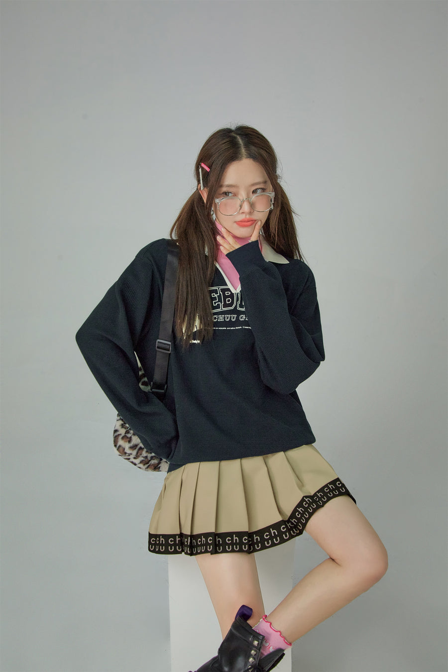 CHUU Chuu Girl V-Neck Sweatshirt