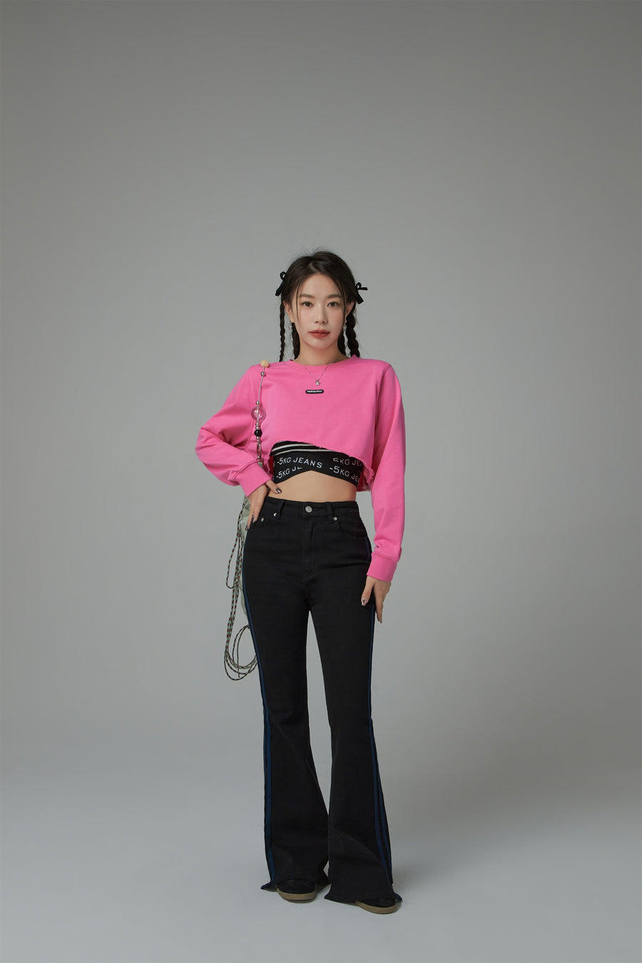 CHUU Unbalanced Loose Fit Crop Sweatshirt