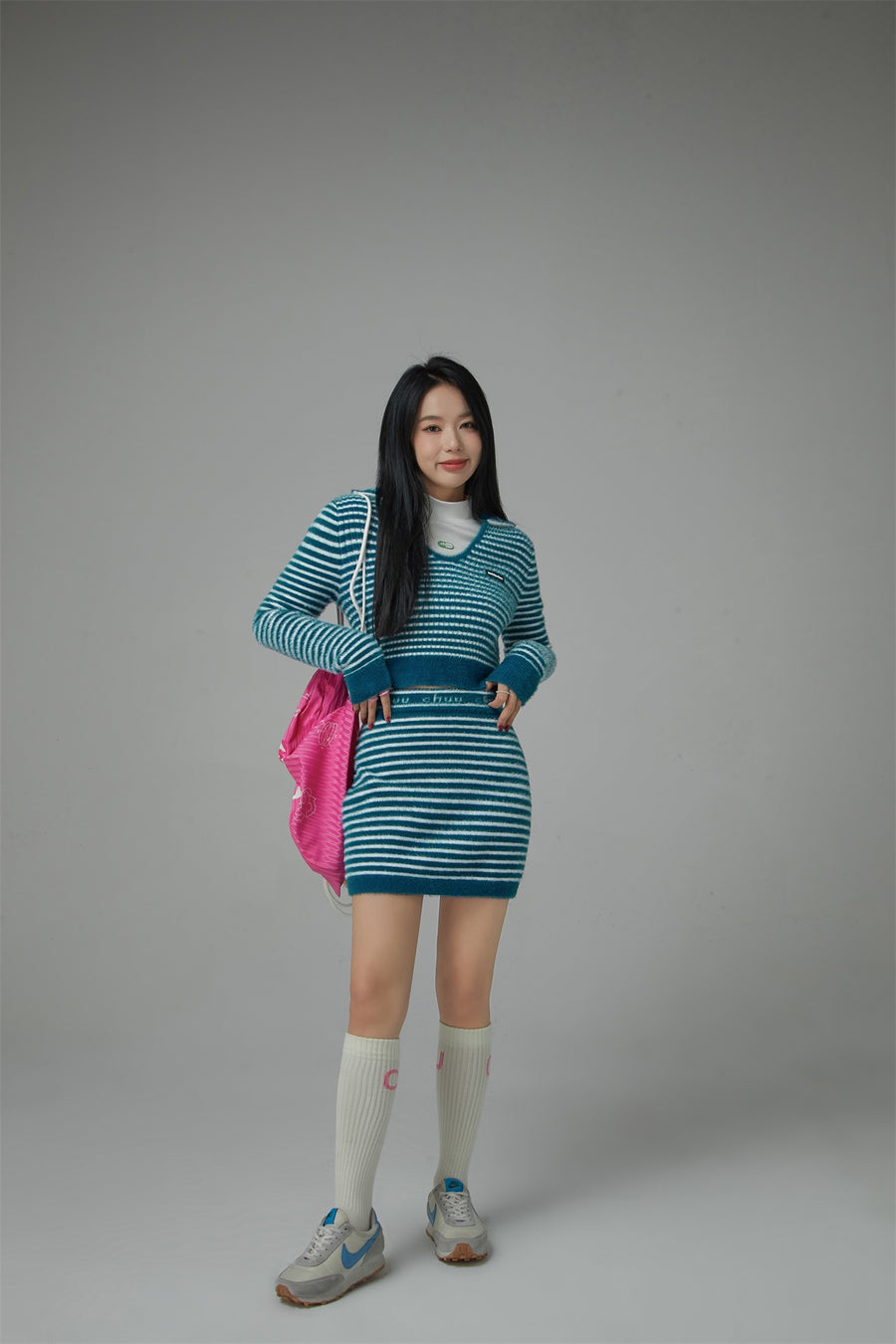 CHUU Your Sweetheart Open Collar Cropped Knit Top