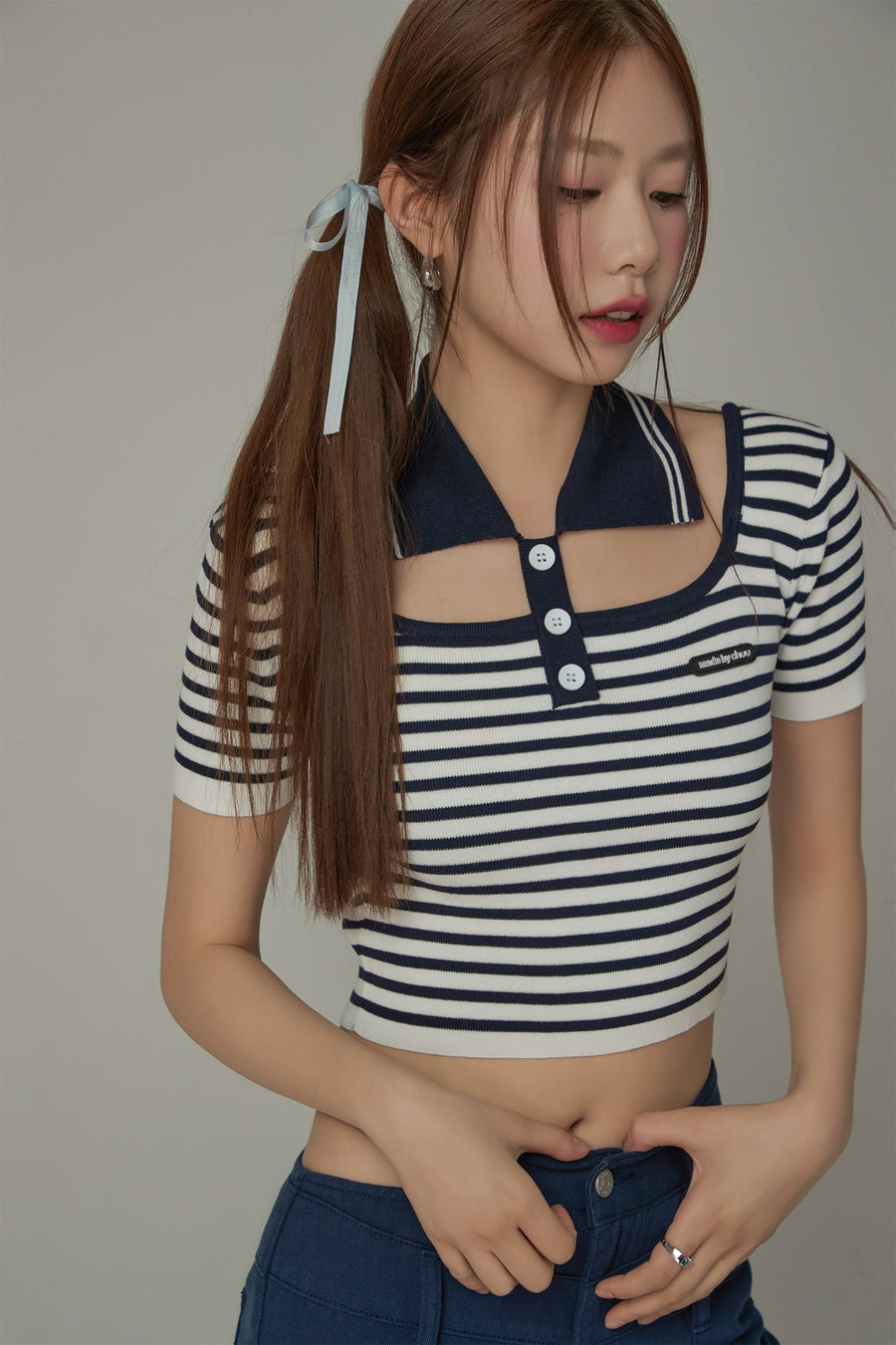 CHUU Striped Cut Out Cropped Knit Top