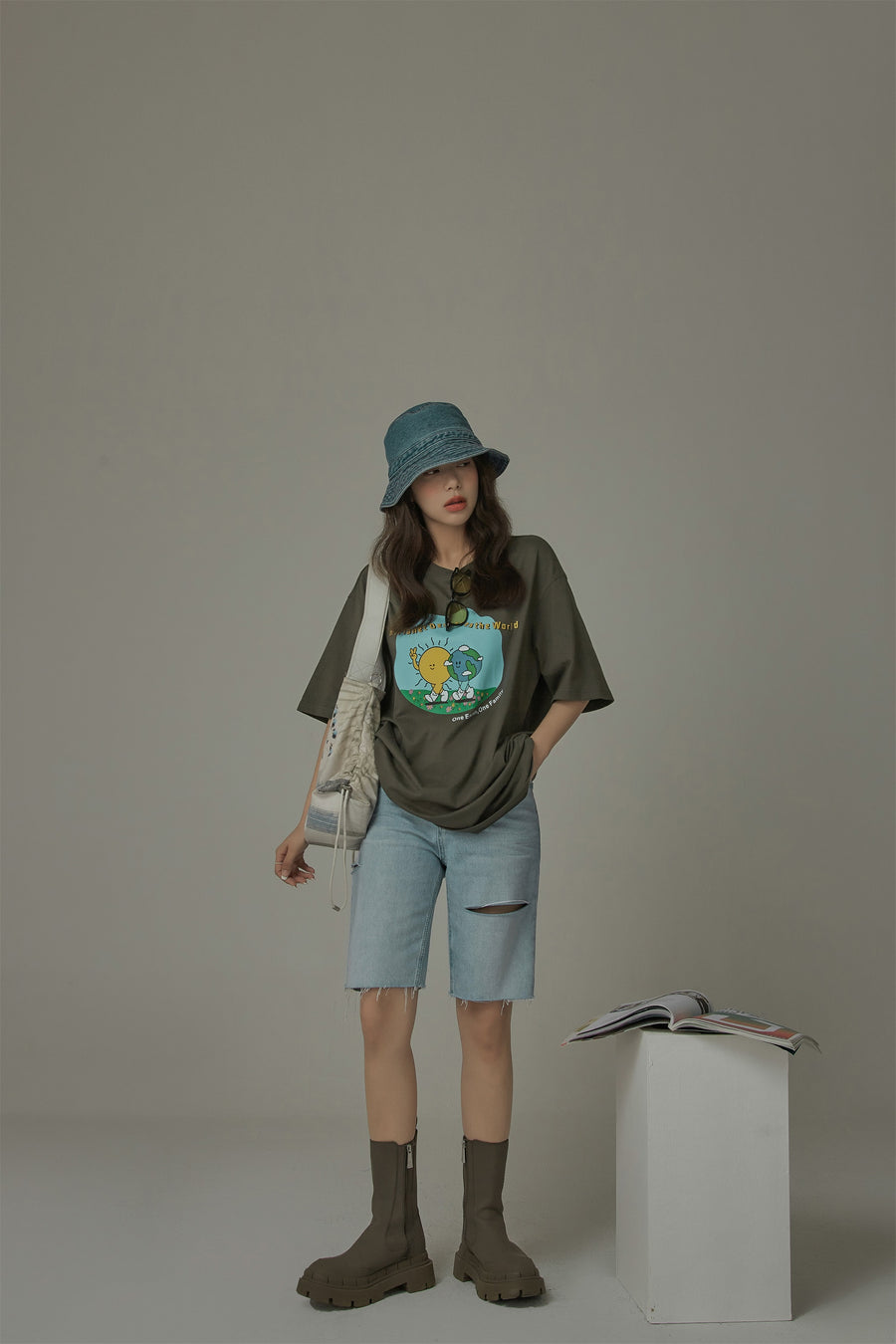 CHUU Distressed Denim Shorts
