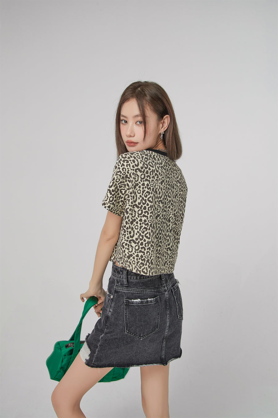 CHUU Leo Print Overfit Crop T-Shirt