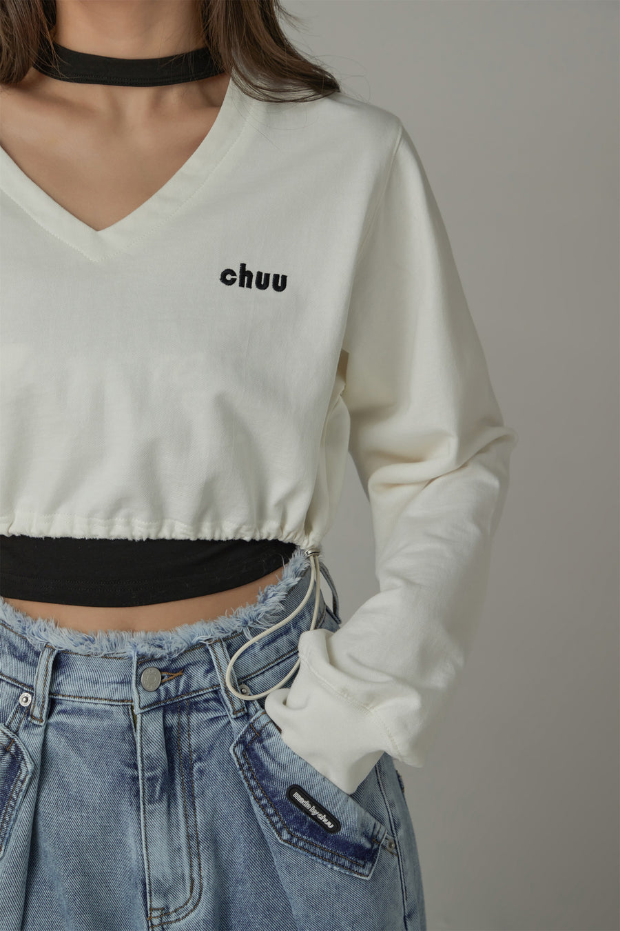 CHUU V-Neck Cropped Sweatshirt