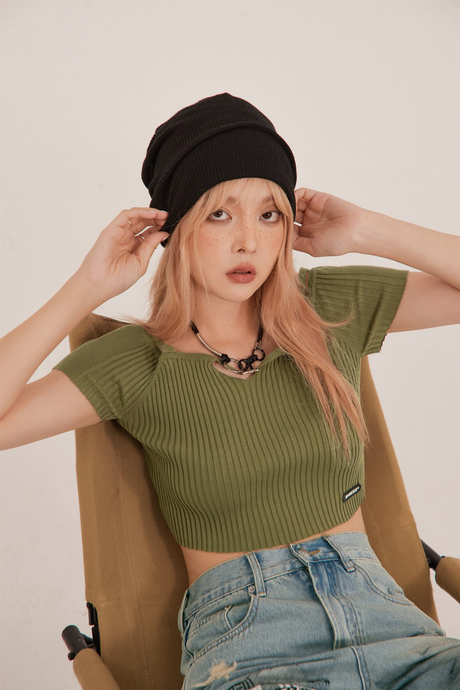 CHUU Off-Shoulder Ribbed Crop Top