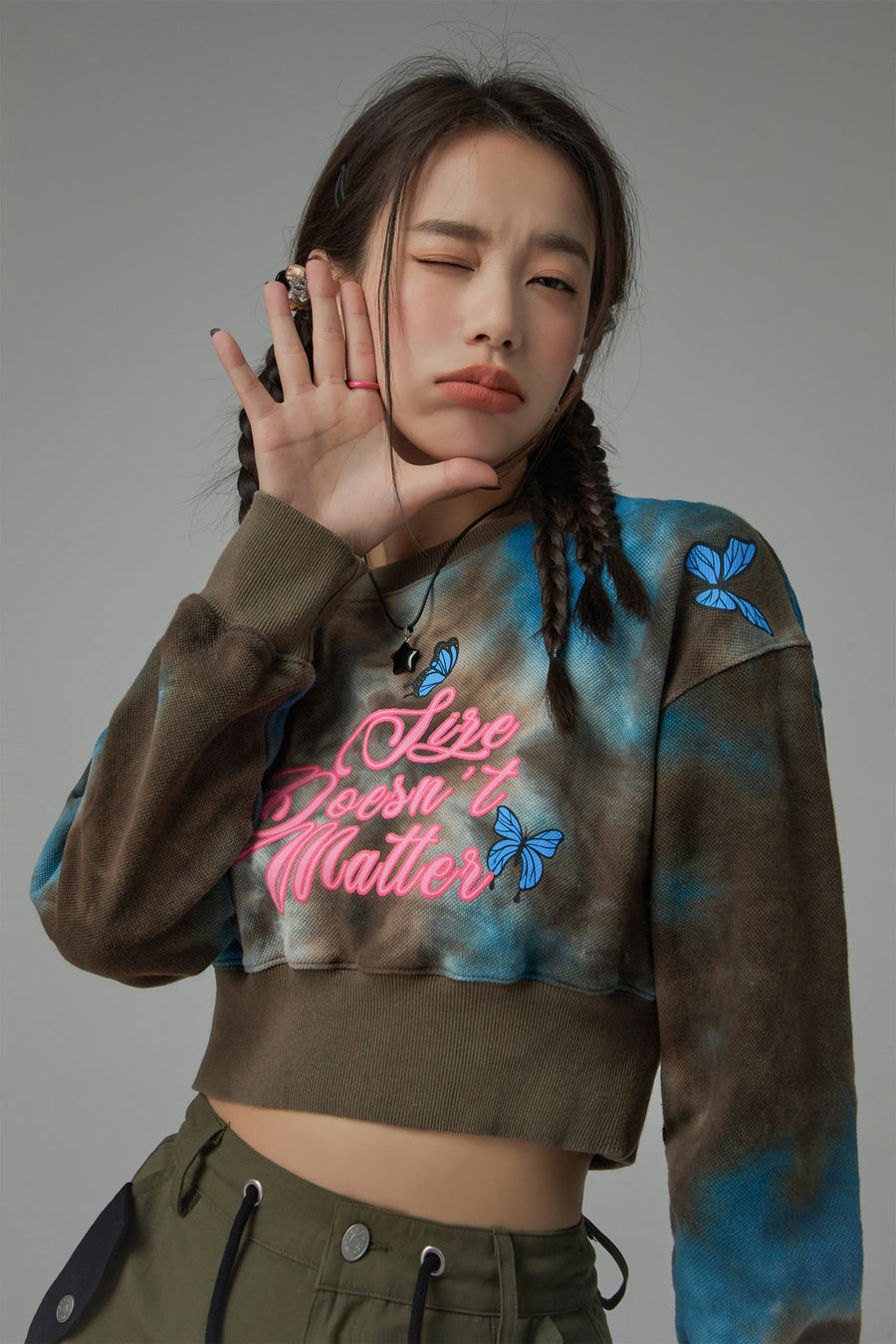 CHUU Printed Butterflies Cropped Sweatshirt