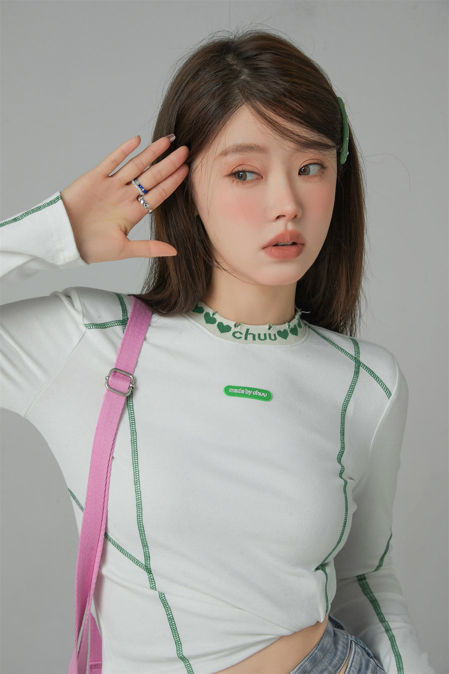 CHUU Catch My Glow Heart Collar Cropped T-Shirt