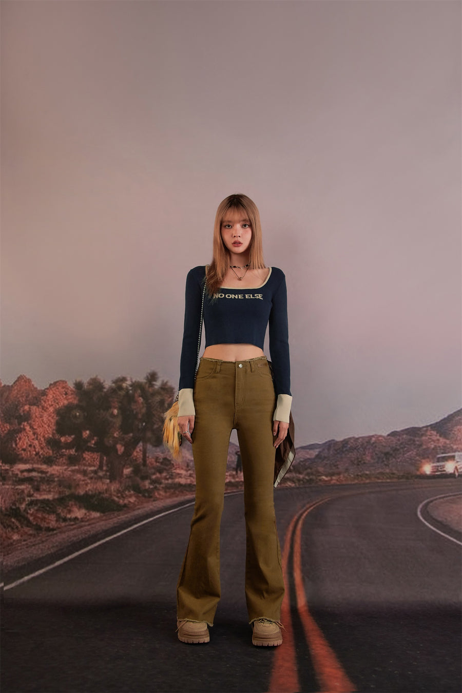 CHUU Round Neck Lettering Long Sleeve Crop Knit Top