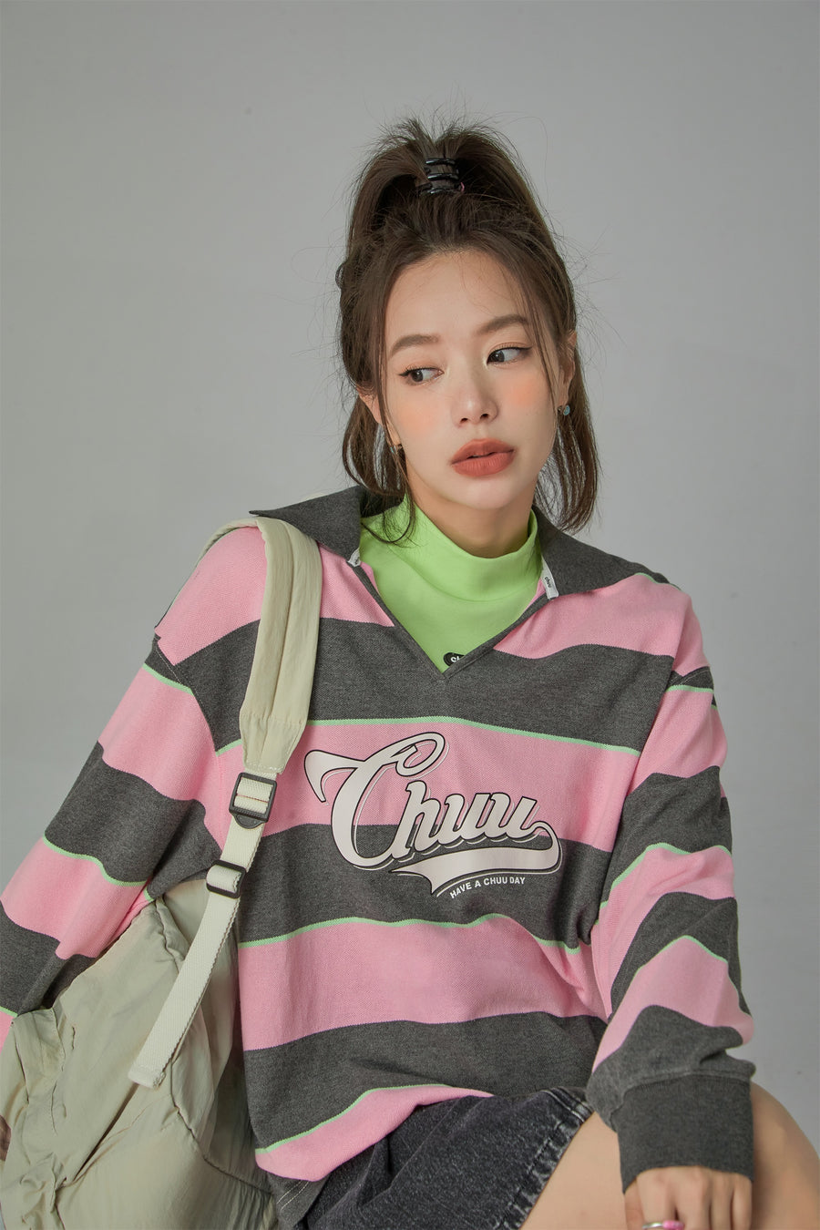 CHUU V Neck Stripe Logo T-Shirt