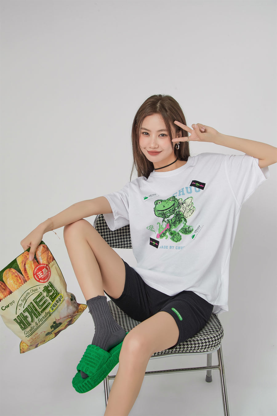 CHUU Happy Frog Is An Angel Print T-Shirt