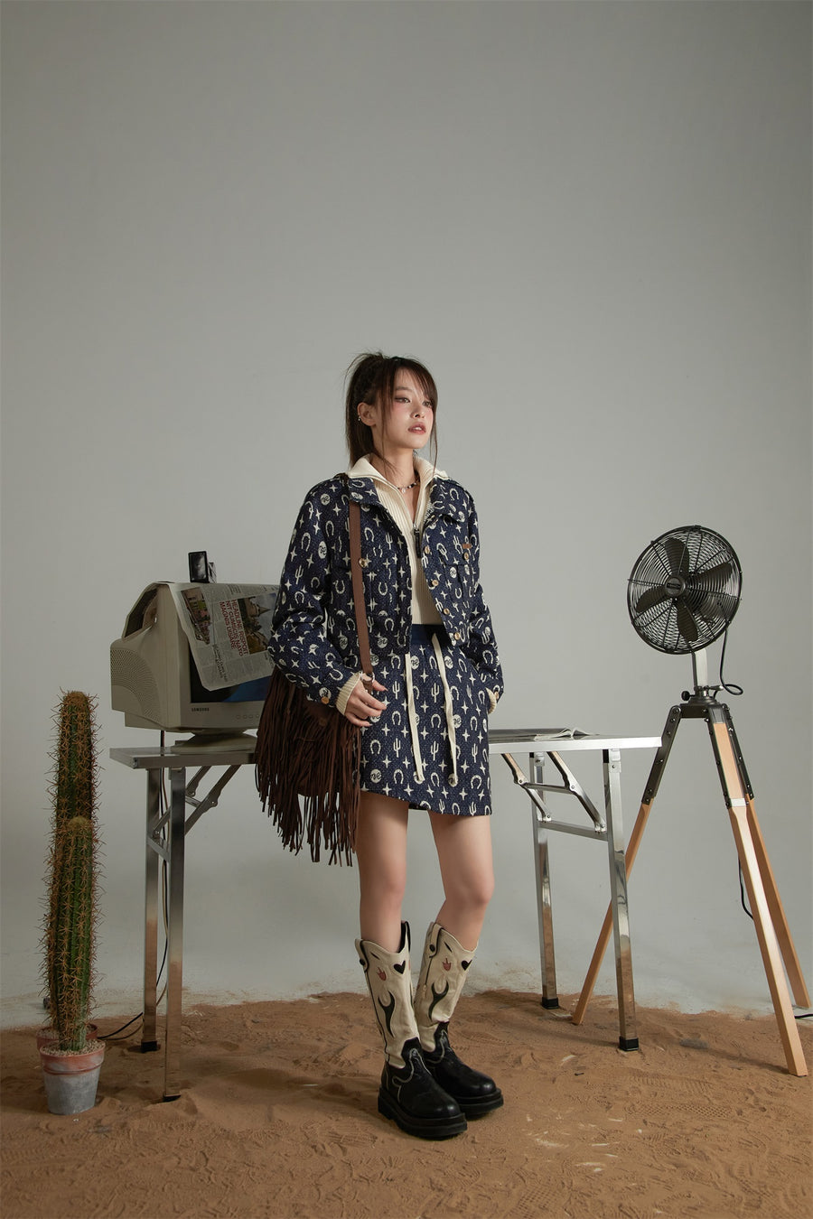 CHUU Western Pattern Print Unbalanced Skirt