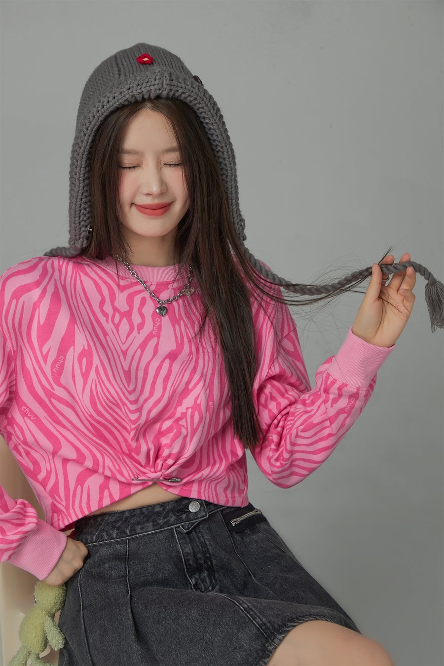 CHUU Zebra Crop Sweatshirt