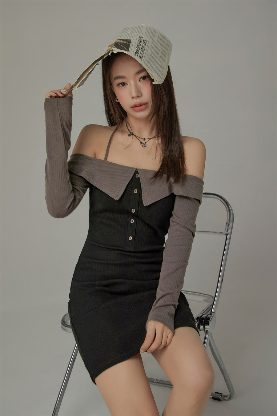 CHUU Off-Shoulder Color Matching Button Dress