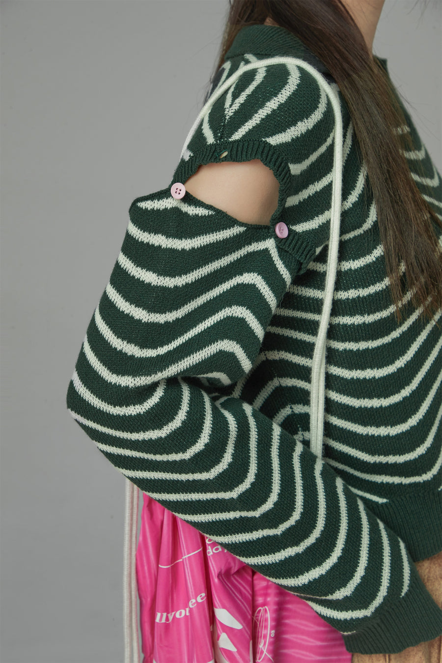 CHUU Zig-Zag Stripes Cutout Shoulders Knit Sweater