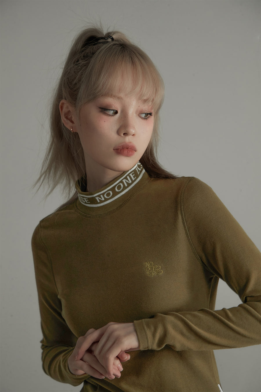 CHUU Noe High Neck T-Shirt