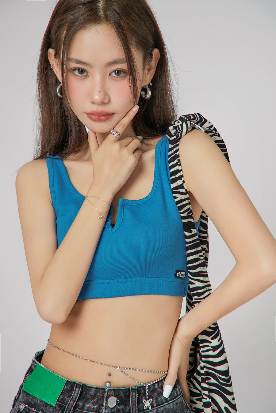 CHUU Cute Neckline Crop Sleeveless Top