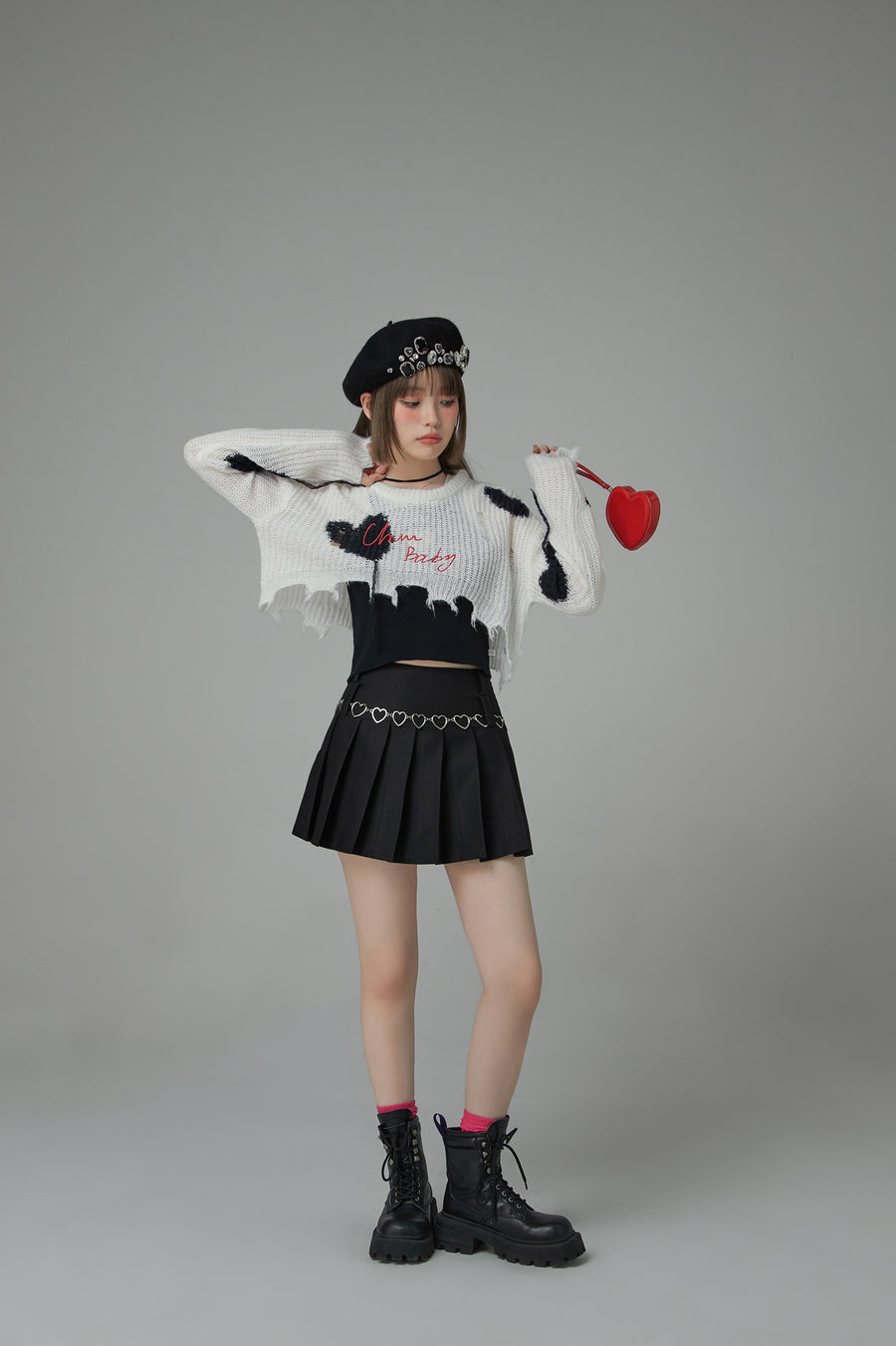 CHUU Distressed Heart Cropped Knit Sweater