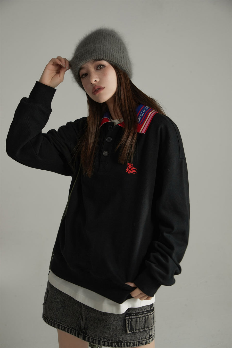 CHUU Noe Embroidery Lettering Collar Sweatshirt