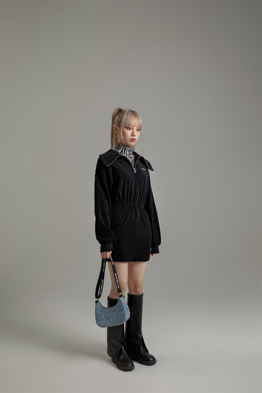 CHUU Big Collar Half Zip-Up Velvet Dress