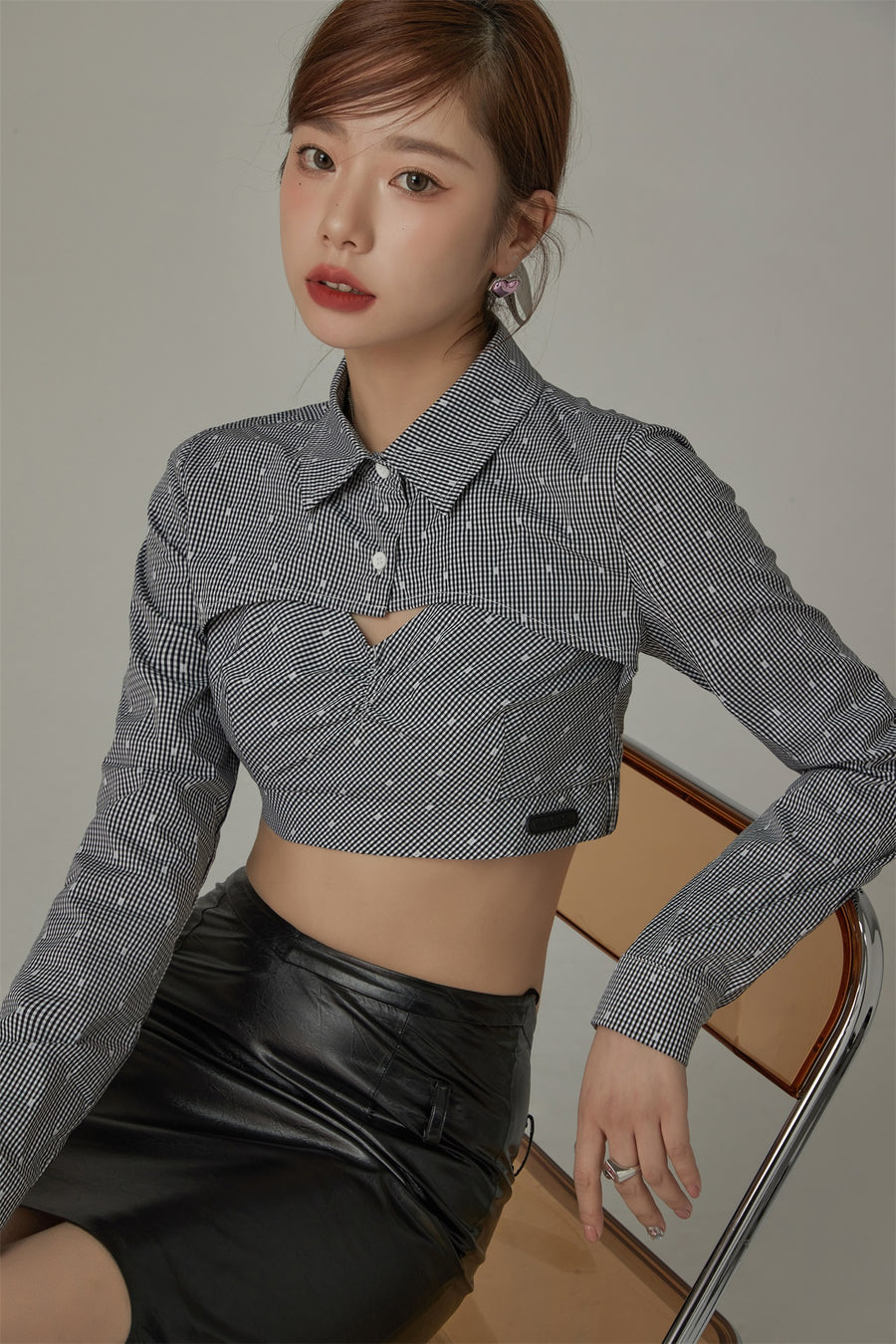 CHUU Cropped Check Cut Out Shirt