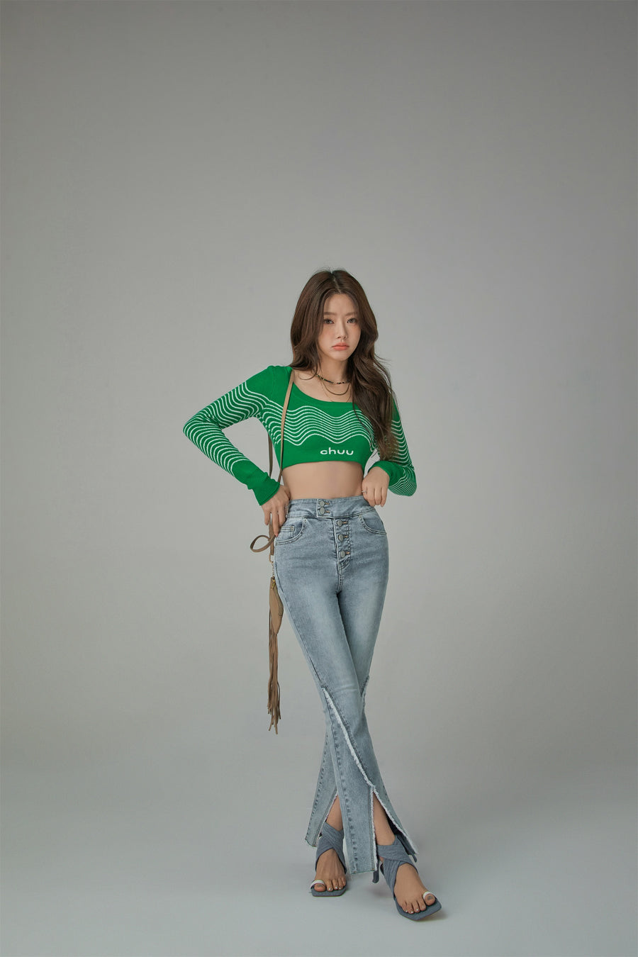 CHUU Chuu Wavy Pattern Crop Knit Sweater