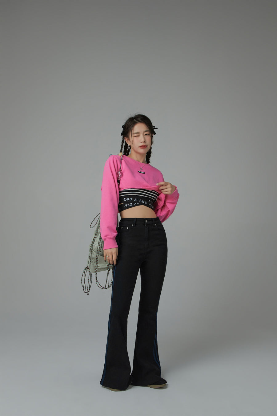 CHUU Unbalanced Loose Fit Crop Sweatshirt