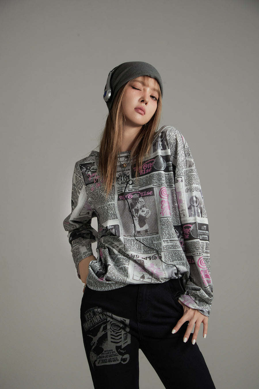 CHUU Printed Newspaper Off-The-Shoulder T-Shirt