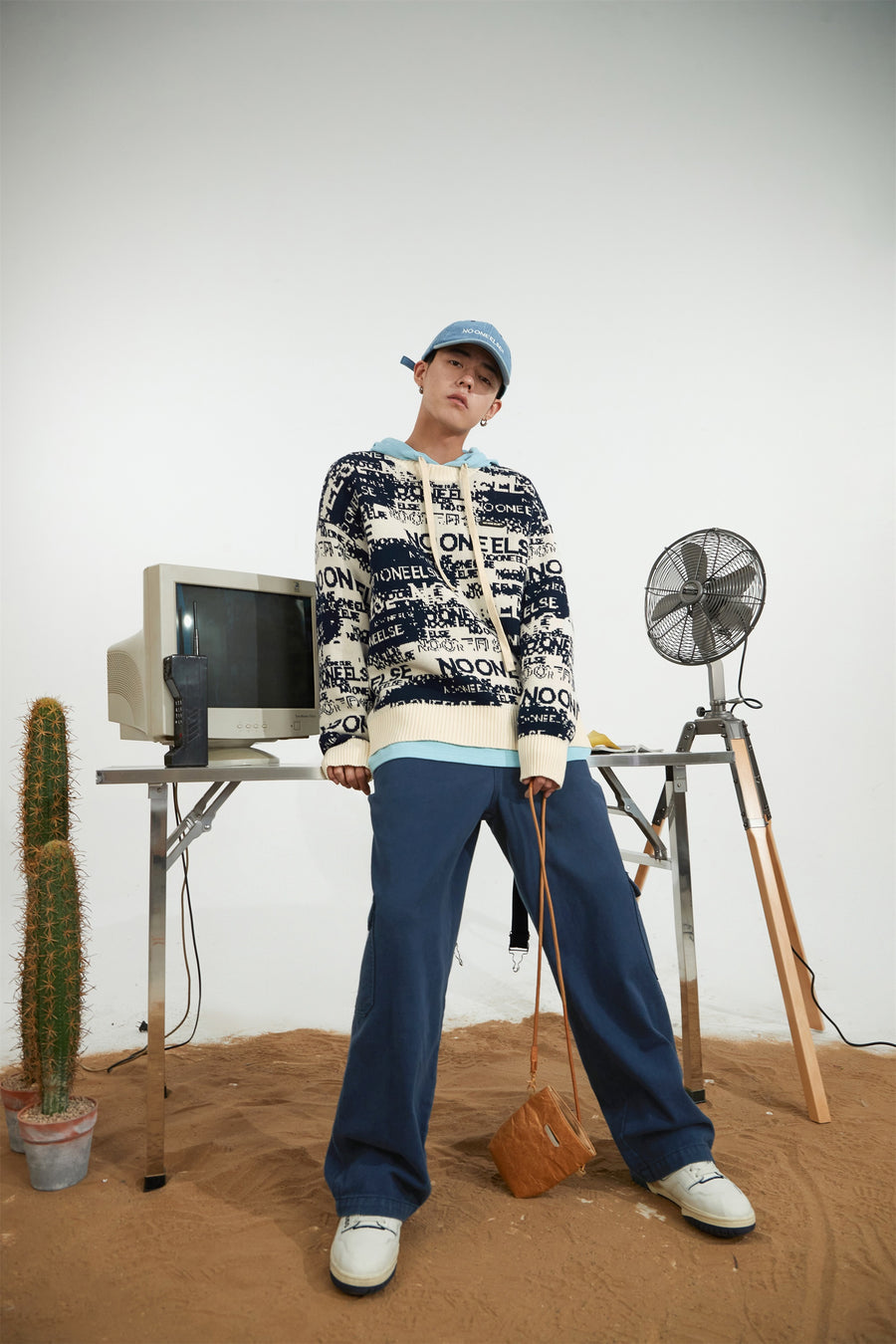 CHUU Noe Lettering Knit Sweater