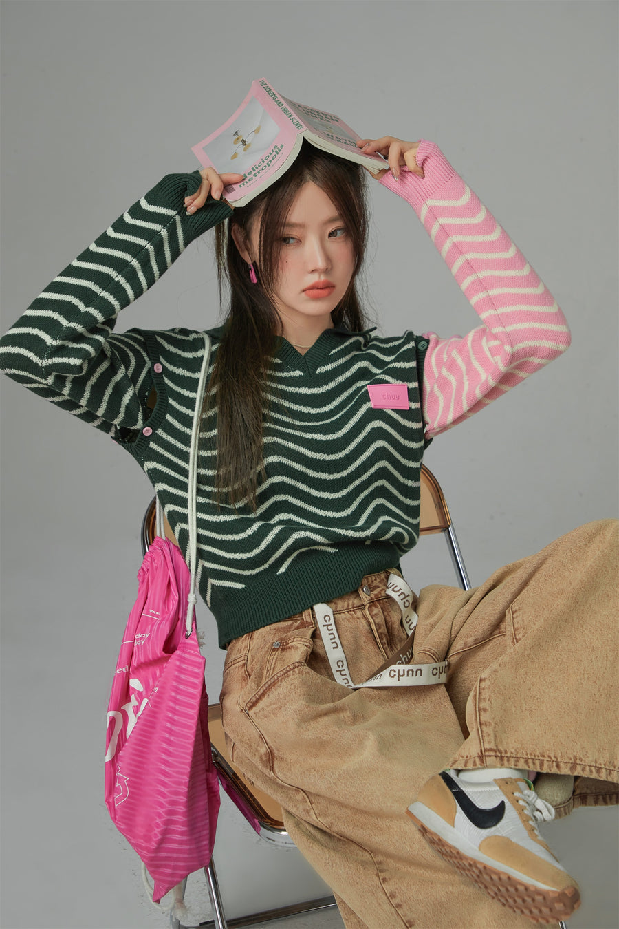 CHUU Zig-Zag Stripes Cutout Shoulders Knit Sweater