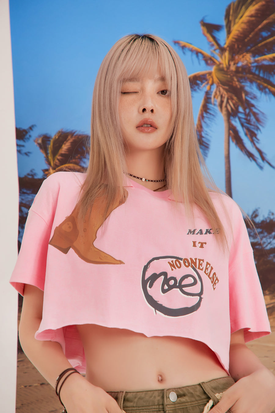 CHUU Boot Print Cut Crop T-Shirt