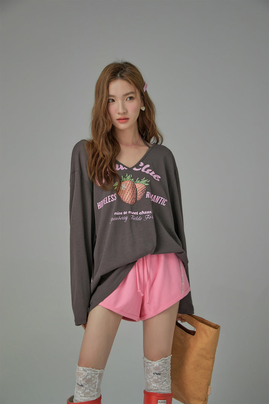 CHUU Chuu Club Strawberry V-Neck T-shirt