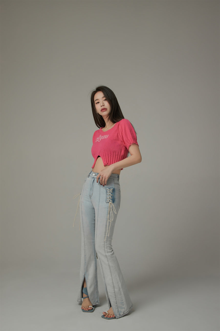 CHUU Embroidered Split Cropped Knit Top