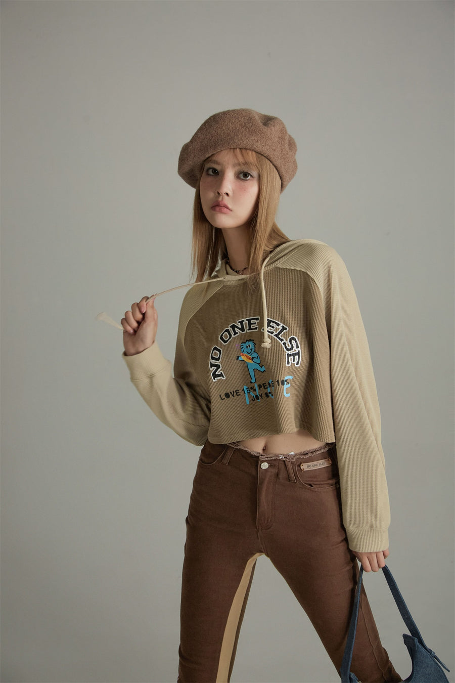 CHUU Two Toned Loose Fit Cropped Hoodie