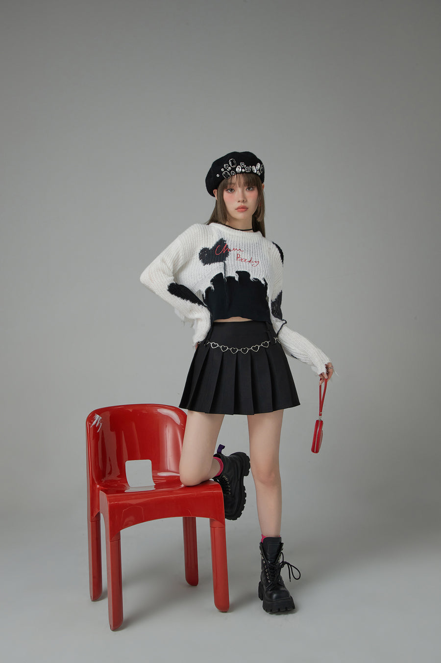 CHUU Distressed Heart Cropped Knit Sweater