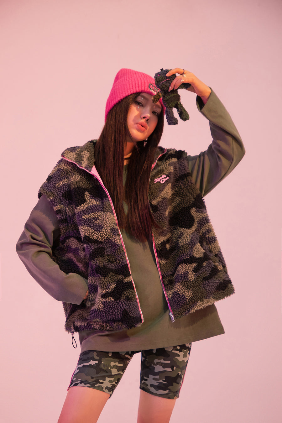 CHUU Hear You Say My Name Camouflage Fleece Loose Vest