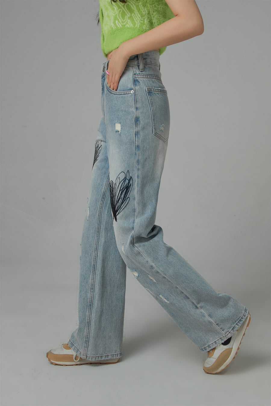 CHUU Queen Of Hearts Embroidered Distressed Denim Jeans