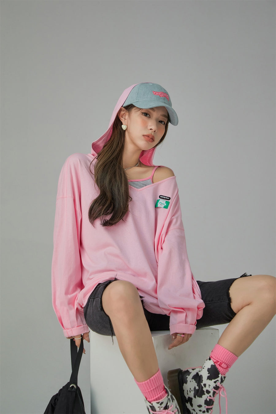 CHUU Off-Shoulder V Neck Loose Fit T-Shirt