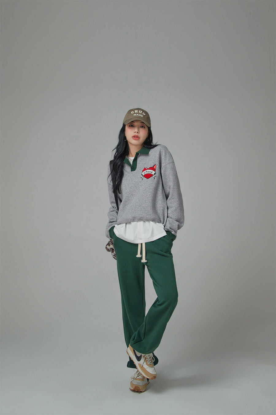 CHUU Relaxing Day Chuu Heart Embroidery Sweater