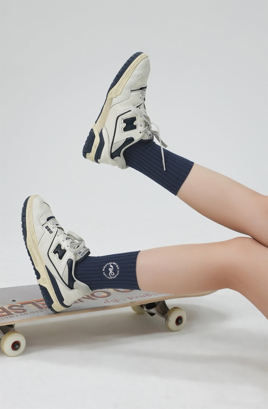 CHUU Noe Circle Logo Socks