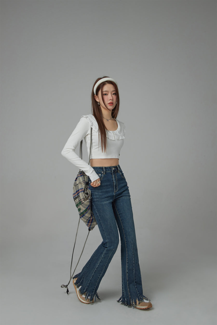 CHUU Eyelet Lace Collar Long-Sleeved Crop Top