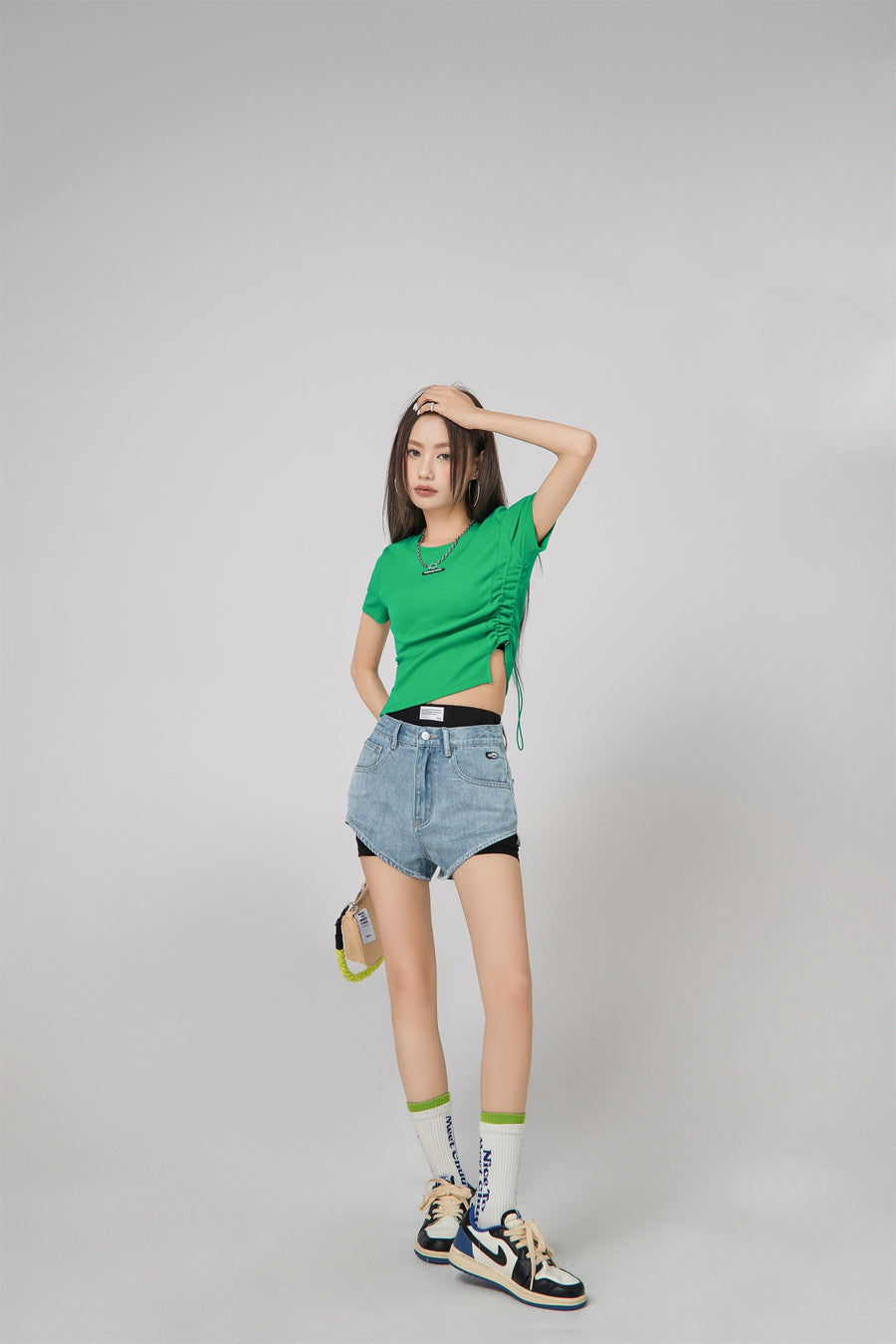 CHUU Shirring Unbalanced Crop T-Shirt