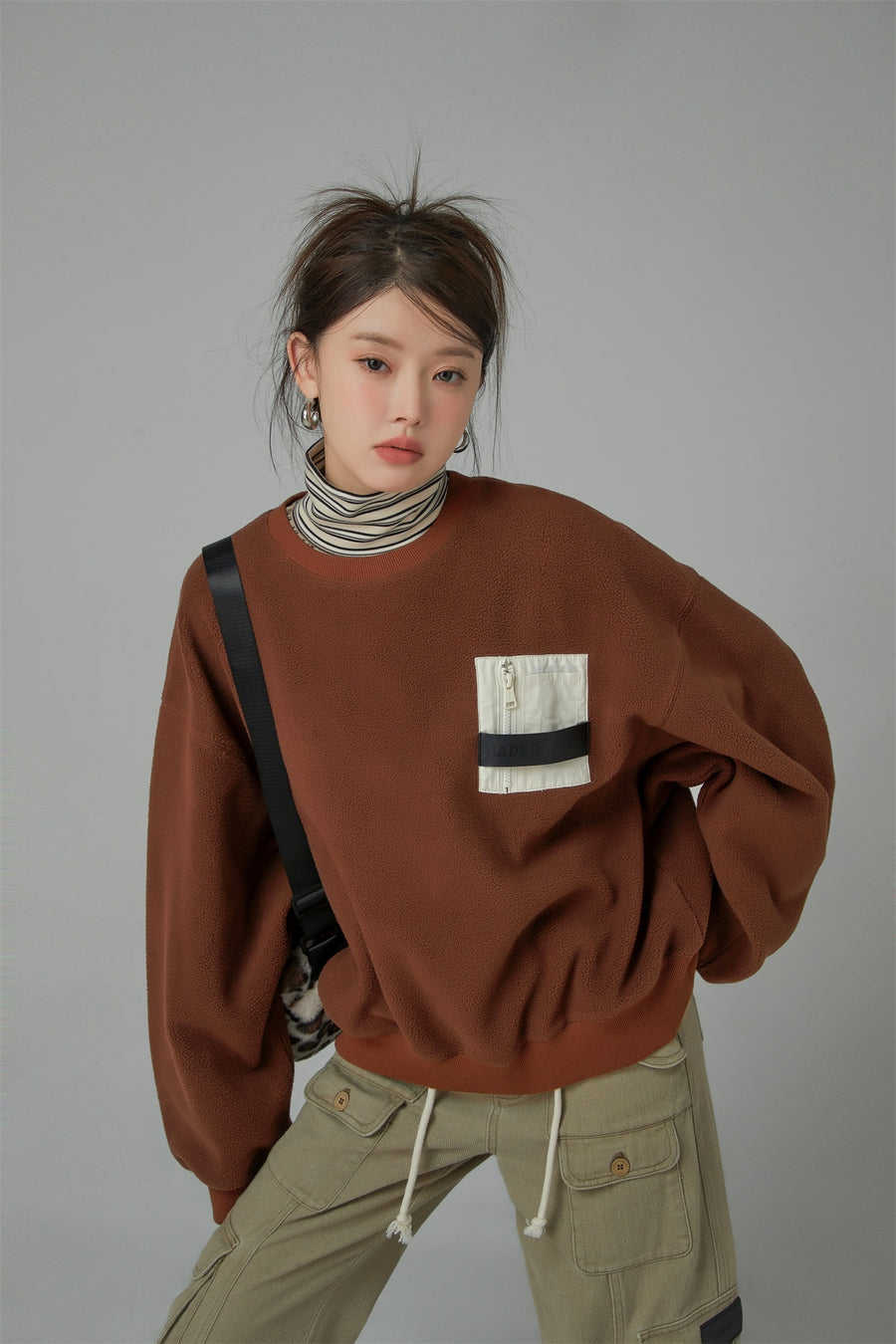 CHUU Pocket Full Of Sunshine Fleece Sweatshirt