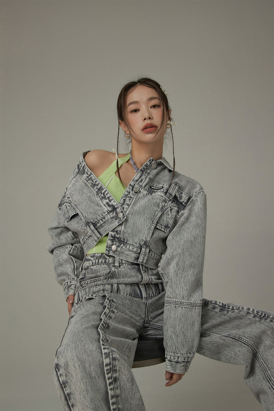 CHUU Back Cut Out Cropped Denim Jacket