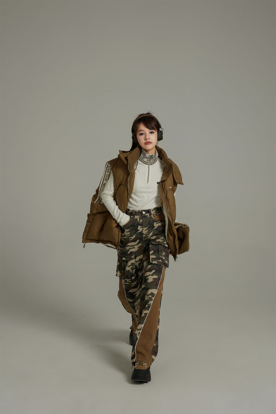 CHUU Big Pocket Camo Cargo Straight Pants