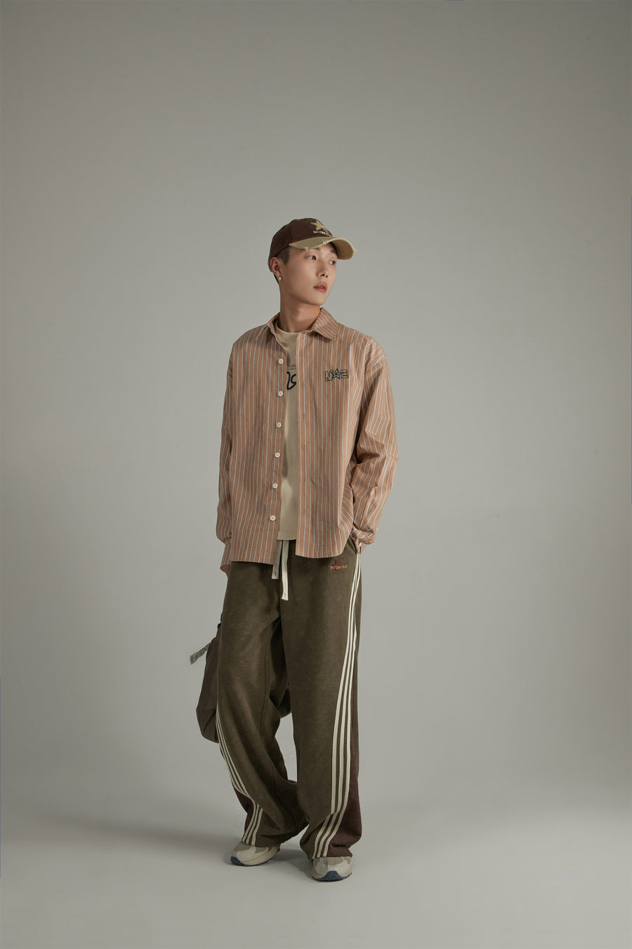 CHUU Star Logo Vertical Stripe Loose Fit Shirt