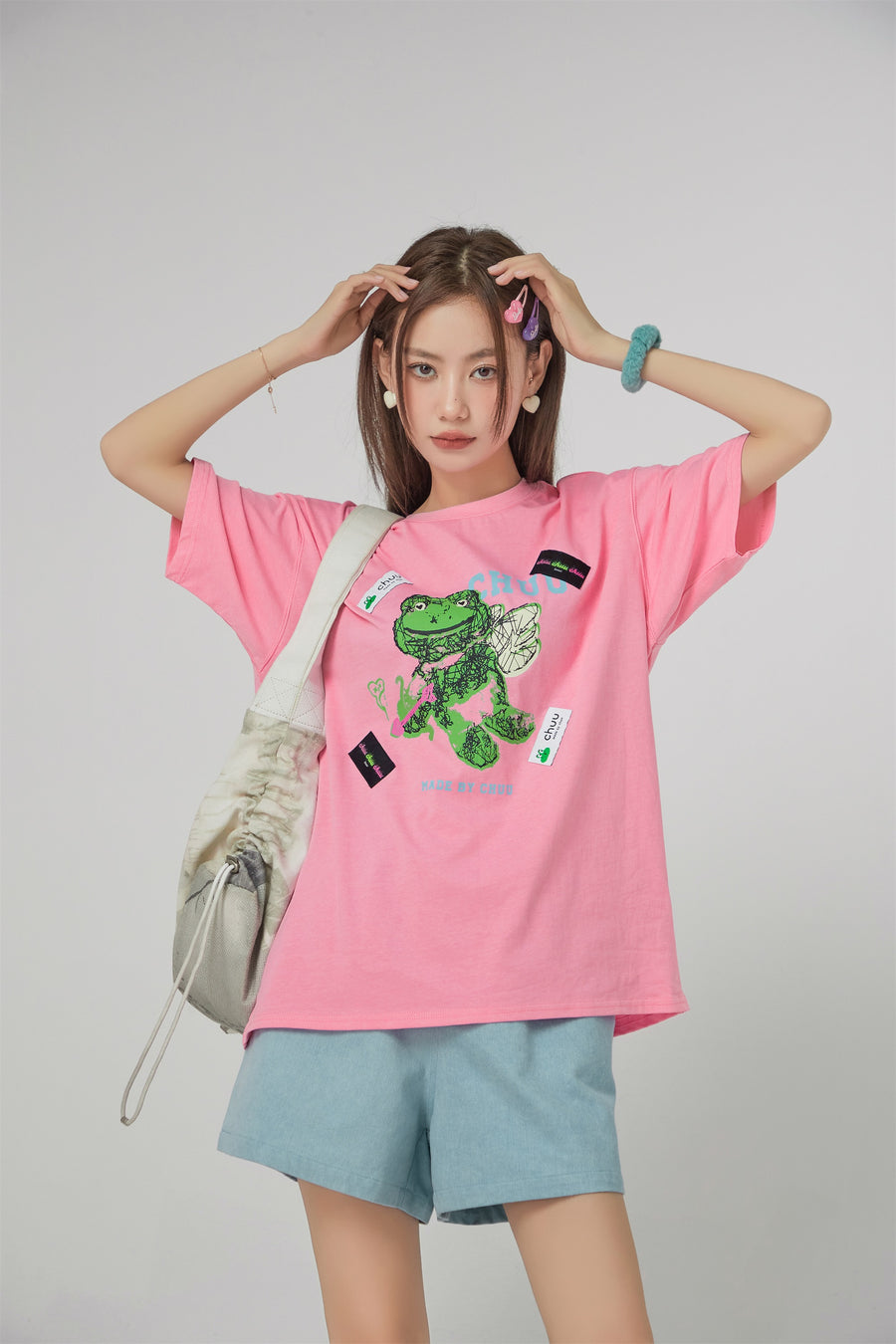 CHUU Happy Frog Is An Angel Print T-Shirt