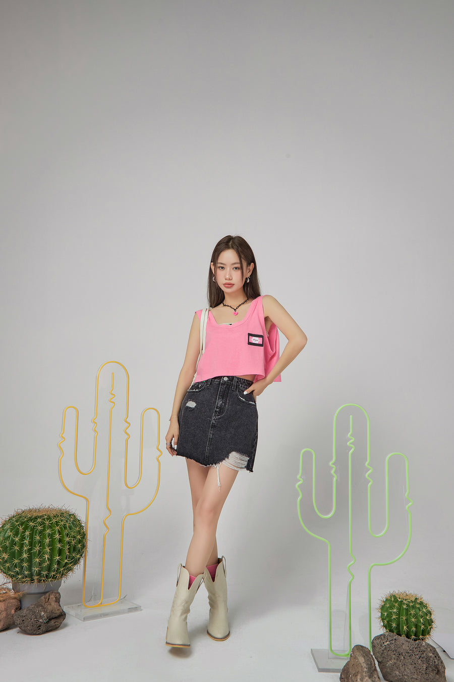 CHUU Damaged Black Denim Mini Skirt